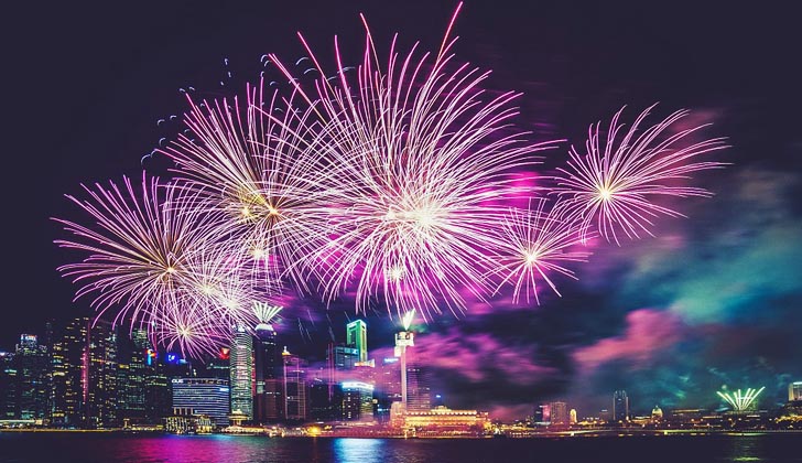 Fuegos artificales en la celebración de fin de año en Shanghai. Foto: Pixabay. 