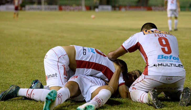 Huracán se metió en el grupo de Peñarol  . Foto: AFP