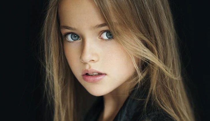 "La niña más guapa del mundo" firma su primer contrato como modelo profesional.