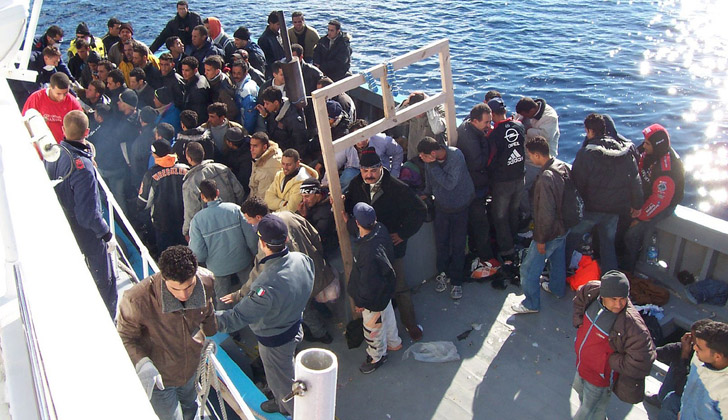 Desde las costas turcas, varias ONG´s que apoyan a los refugiados mayormente sirios y afganos, reportaban que el tráfico humano podría acelerarse de modo incontenible en las próximas horas tras el anuncio de la OTAN. Foto: Wikimedia Commons. 