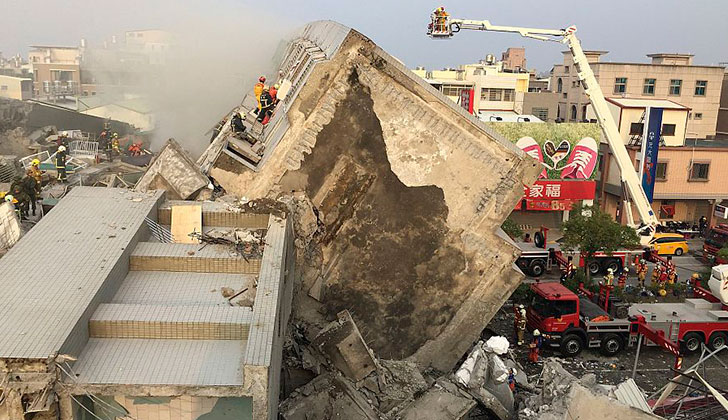 Taiwán: Cientos de personas atrapadas bajo edificios derribados, muertos y heridos, deja terremoto en la mañana sabatina. Foto: Retuers