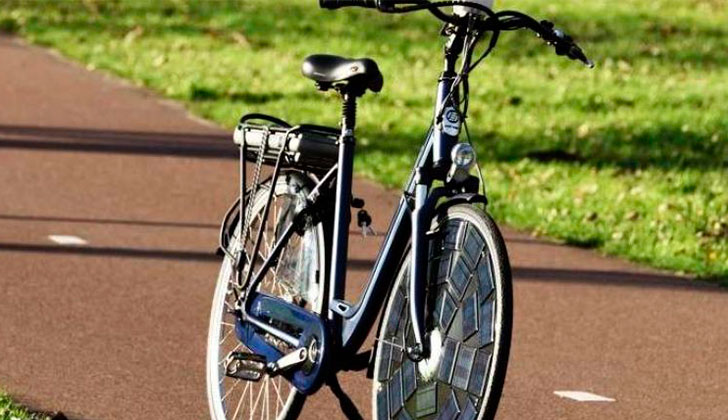 Bicicleta eléctrica se recarga con energía solar hasta en días nublados.