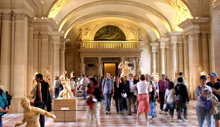 Interior del museo Louvre, en París. Foto: Wikimedia Commons. 