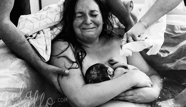 Fotógrafa lucha contra las redes que censuran las imágenes de partos. Foto: Angela Gallo