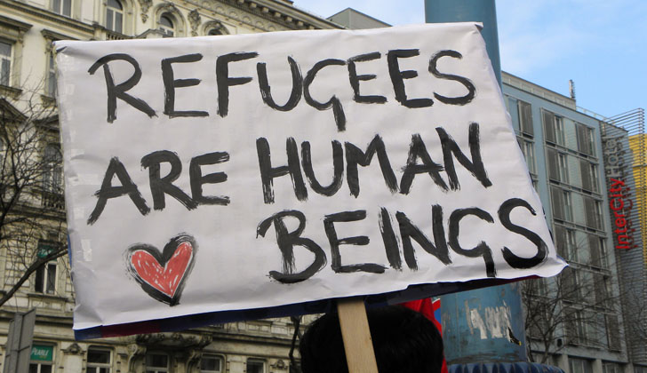 "Los refugiados son seres humanos", reza un cartel en una manifestación en la ciudad alemana de Berlín. Foto: Wikimedia Commons. 