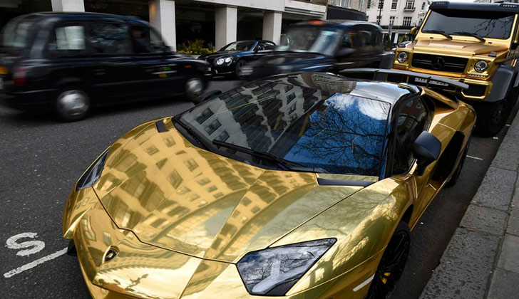 Billonario árabe lleva su flota de autos bañada en oro a Londres, donde recorre la ciudad disfrutando sus vacaciones.