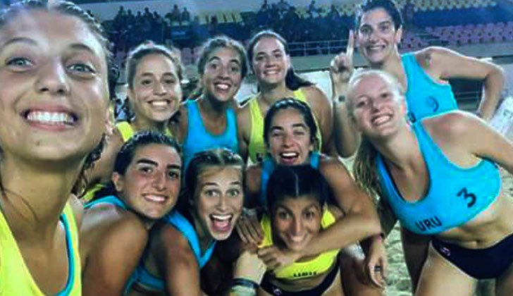 La selección uruguaya femenina de beach handball campeona panamericana en Venezuela. Foto: Facebook Selección