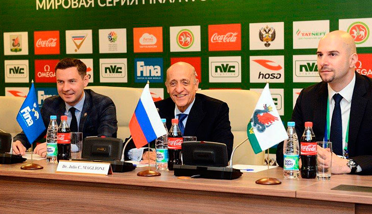 Maglione en Conferencia de Prensa en Kazán, junto al Ministro de Deporte de Tatarstán Vladimir Leonov..