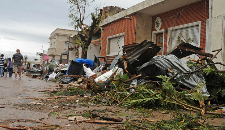 Desastres causados por un tornado en Dolores. Foto: archivo Presidencia de la República. 