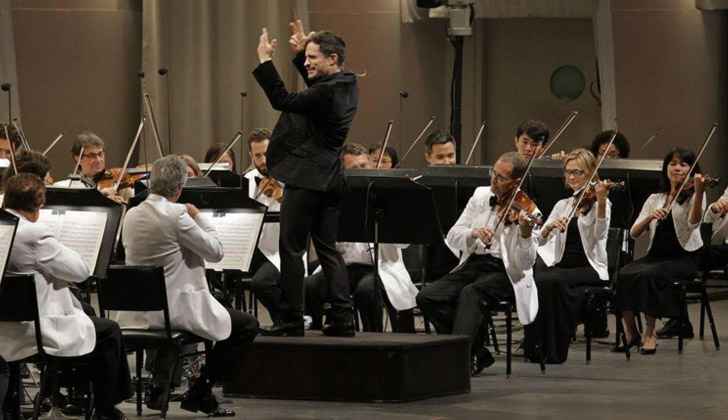 Gael García Bernal, en una de sus interpretaciones como "Rodrigo De Souza", en la serie Mozart in the Jungle. Foto: twitter.com/GaelGarciaB, 