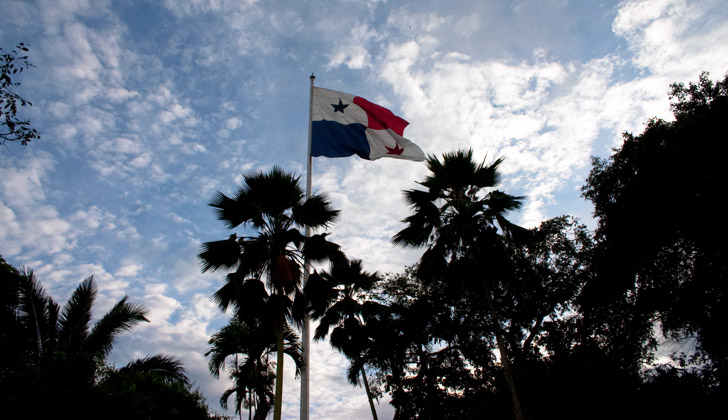 Bandera de Panamá, en la localidad de El Cerro Ancón, en Ciudad de Panamá. Foto: Wikimedia Commons. 