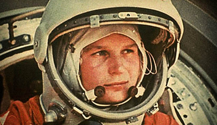 Yuri Gagarin, vistiendo su traje espacial. 