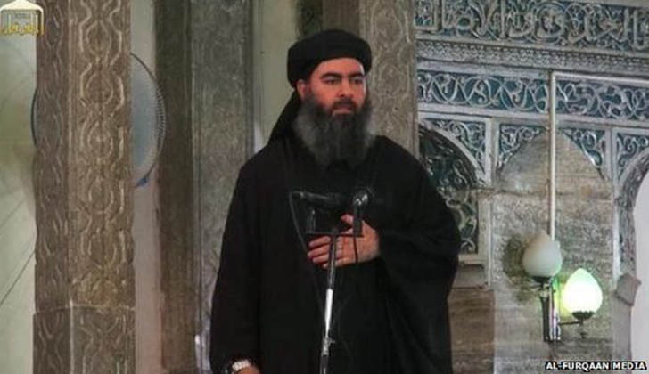 Abu Bakr al-Baghdadi, en su aparición pública dando un sermón en una mesquita de Mosul, Irak, en 2014. Foto: Al-Furqaan Media. 