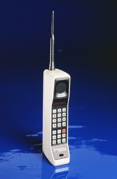 Motorola DynaTAC 8000x, en su versión comercial. Foto: Wikimedia Commons. 