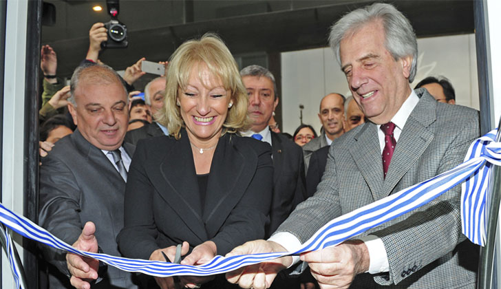 Salgado, Cosse y Vázquez inaugurando el primer ómnibus eléctrico de Uruguay. | Foto: Presidencia