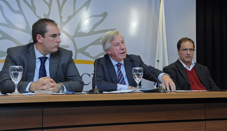Ministro de Economía y Finanzas, Danilo Astori, acompañado por Pablo Ferreri y Andrés Masoller. Foto: Presidencia del Uruguay.