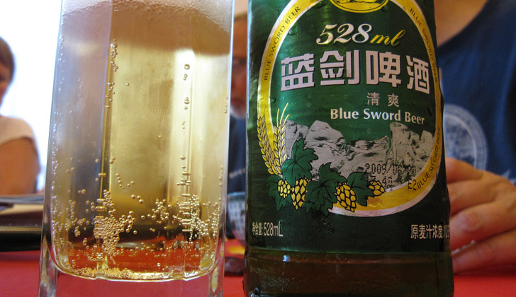 Famosa cerveza china "Blue Sword", fabricada en la provincia de Chengdu, famosa por le calidad de sus aguas. Foto: Bernt Rostad.
