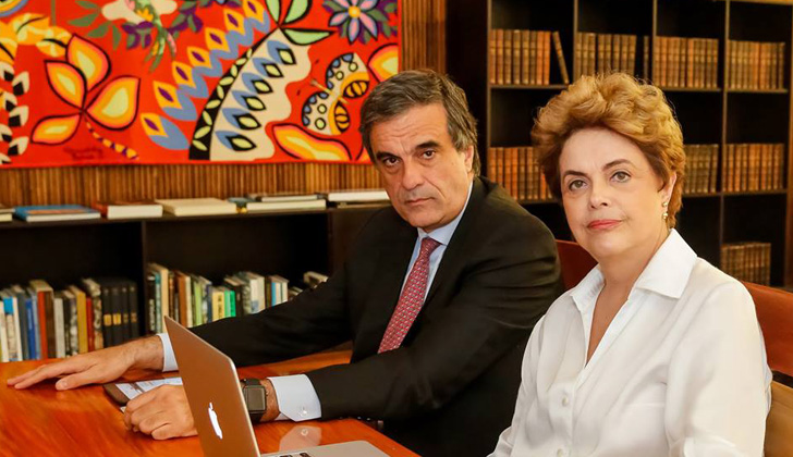 Dilma Rousseff junto a su abogado José Eduardo Cardozo, que la acompaña en el proceso del impeachment. Foto: Facebook Dilma Rousseff. 