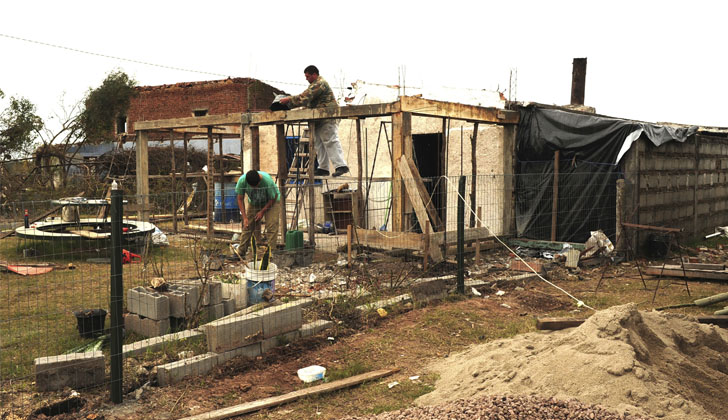 Vecinos en Dolores reconstruyendo sus casas | Foto: Presidencia