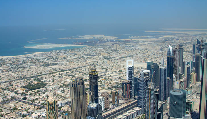 Dubai está construida en una zona desértica y, sumado al boom poblacional de los últimos años, dificulta el acceso y distribución del agua a sus habitantes. Foto: Wikimedia Commons. 
