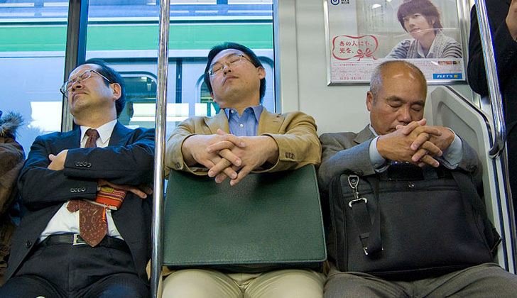 Trabajadores haciendo inemuri, durante un viaje en el metro de Tokio. Foto: Wikimedia Commons. 