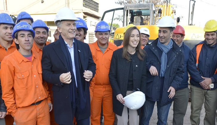 Macri junto a Maria Eugenia Vida, Gobernadora de la Provincia de Buenos Aires, durante la inauguración de un proyecto hídrico en el Municipio de Moron. Foto: Facebook/MauricioMacri.