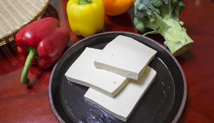 La firmeza se la otorga el agar agar, un producto vegetal derivado de algas. Si no lo consigues igual puedes disfrutar de un delicioso queso cremoso de untar. Foto: Pixabay-
