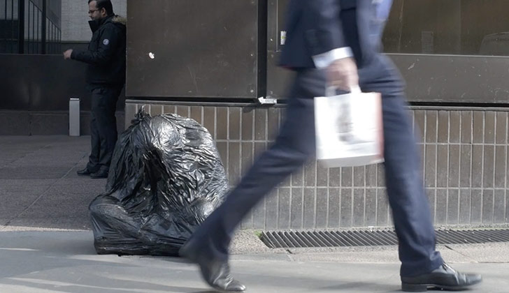 Artista británico crea esculturas con bolsas de basura para generar conciencia sobre las personas en situación de calle.
