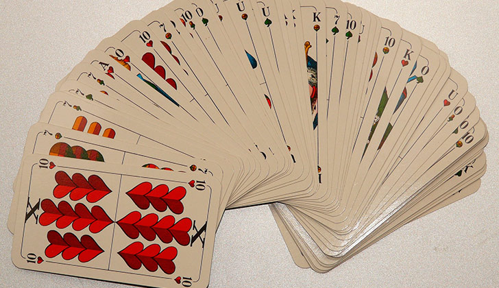 Jugar a las cartas podría ayudar a recuperar habilidades motoras. Foto: Pixabay