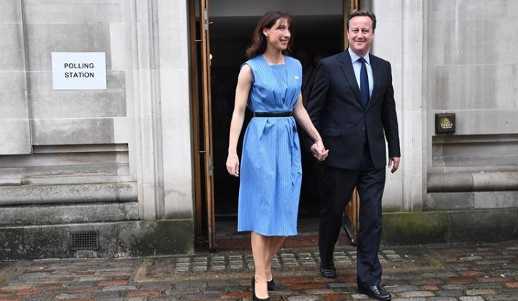 David Cameron con su esposa, Samantha, luego de salir del recinto de votación. Foto: Facebook David Cameron. 