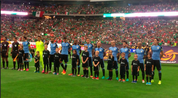 En la previa de Uruguay -México sonó el himno de Chile en vez del uruguayo. Foto: @Uruguay