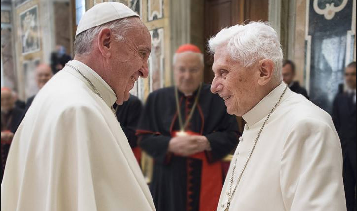 Francisco saluda al Papa emérito Benedicto XVI, en la celebración del 65° aniversario de su ordenación sacerdotal. Foto: news.va. 