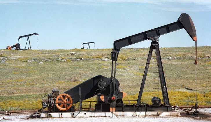 Dos plantas de bombeo de petróleo en Texas, EE.UU. Foto: Pixabay.
