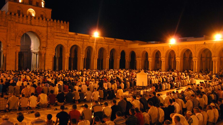Oración "Tarawih" en la mesquita de Kairouan, Tunes. Foto: Wikimedia Commons. 