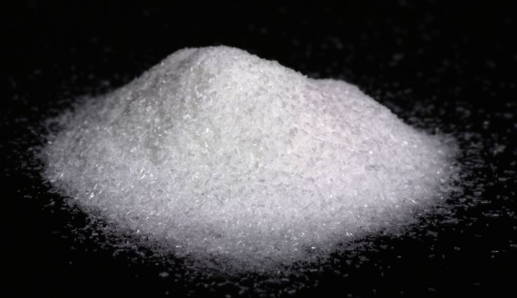 La presentación más común del glutamato monosódico es en forma de cristales como la sal. Foto: Wikimedia Commons. 
