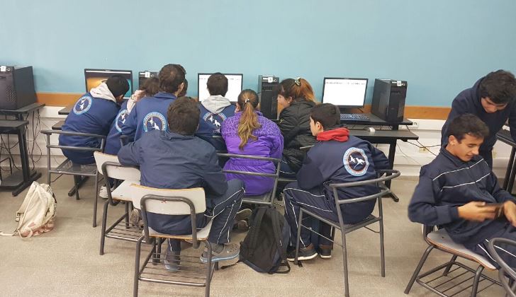Estudiantes en clase de robótica en el Liceo N° 4 de Maldonado. Foto: Twitter/noelhv.