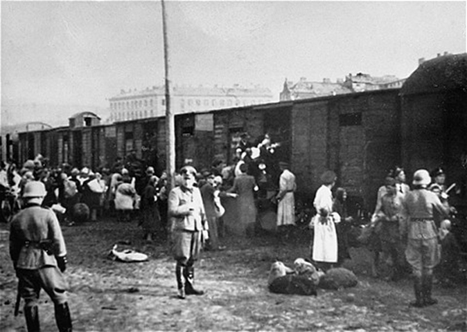 Judíos subiendo a trenes de carga en el Guetto de Varsovia con destino de Treblinka. Foto: Wikimedia Commons. 