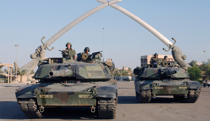Tanques de guerra con efectivos militares en Bagdad, Irak, en el año 2003. Foto: Wikimedia Commons.