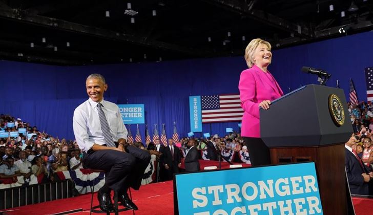 Barack Obama aguarda detrás de Hillary Clinton para dar un discurso. Foto: Facebook Hillary Clinton. 