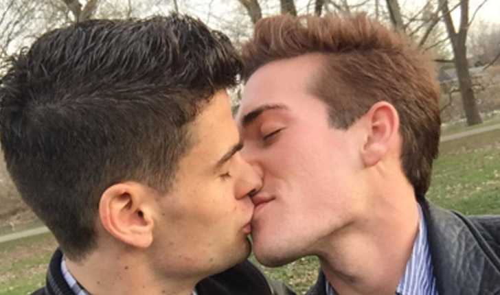 Javier Raya dando un beso a su pareja. FOTO: Instagram