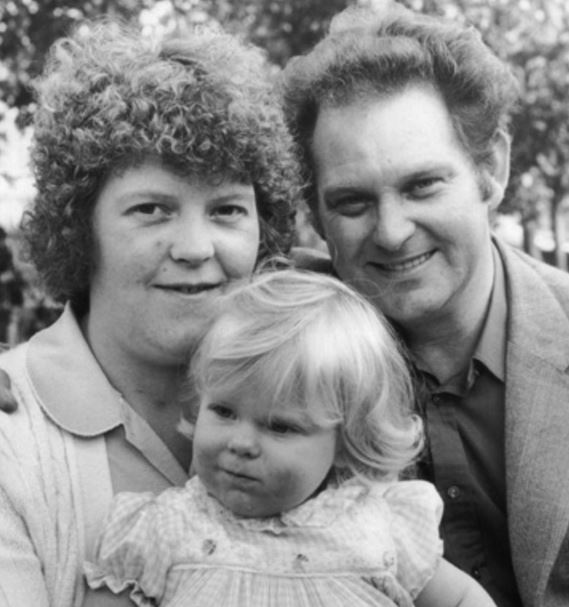 Fotogafía de archivo de Louise Brown de 1 año, con sus dos padres. Foto: Biography.com. 