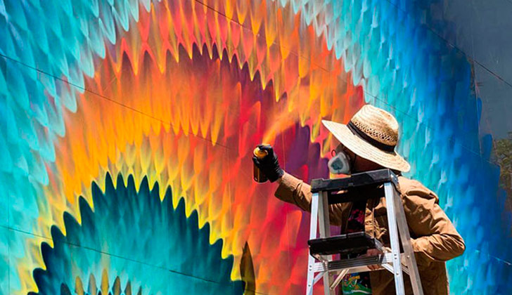 Artista callejero crea murales caleidoscópicos para 'dar vida' a la ciudad.