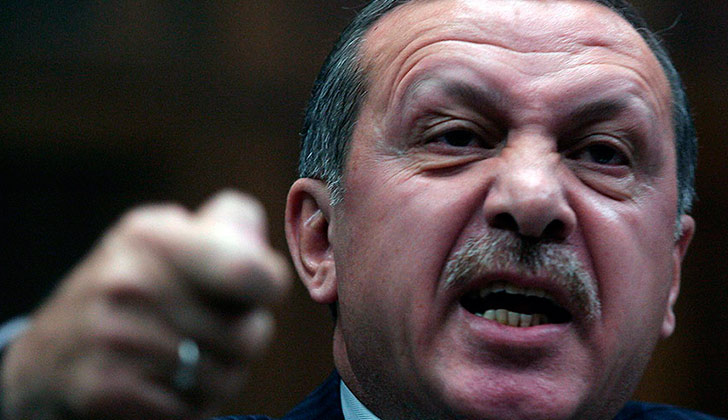 Turquía ordena el cierre de más de 130 medios de comunicación.