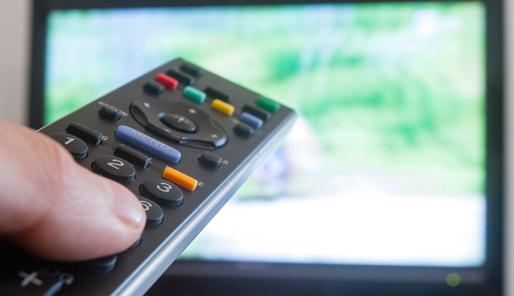 Ver mucha televisión aumenta el riesgo de embolia pulmonar. Foto: Shutterstock