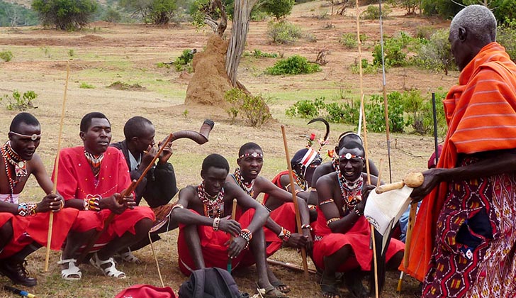 Miembros de un grupo de canto tradicional Masai en Kenia. Foto: ONU/Andi Gitou.