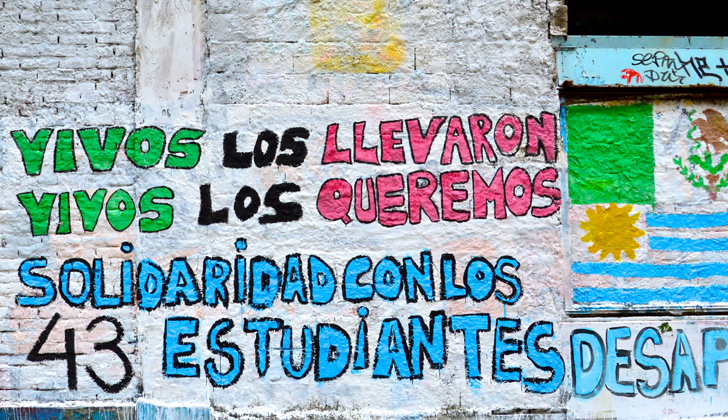 Un grafitti solidario con los 43 desaparecidos de Ayotzinapa, en la Peatonal Sarandí, Ciudad Vieja. Foto: Wikimedia Commons.