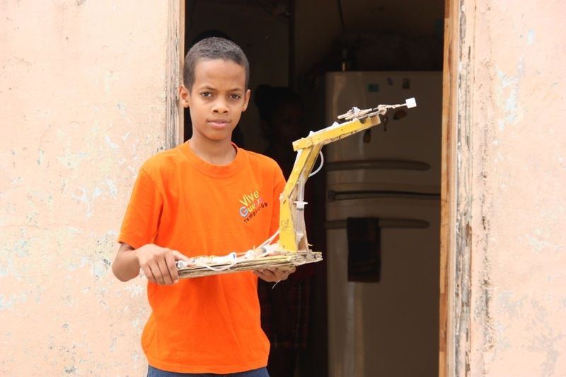 Jasuel, el joven inventor que transforma basura en increíbles inventos. 