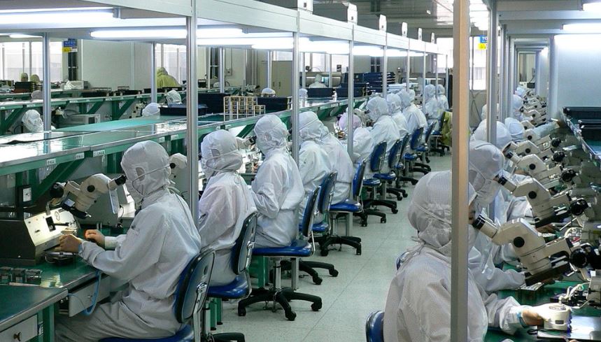 Filas y filas de trabajadores tienen extenuantes jornadas en las fábricas chinas. Foto: Flickr/jurvetson.