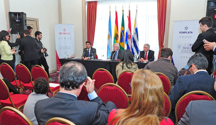 Conferencia de prensa de Astori sobre acuerdo con Fonplata. (Foto de Presidencia)