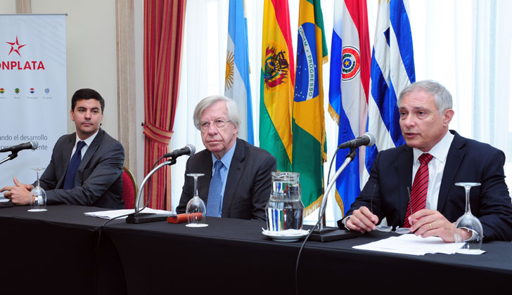 Ministro Astori junto su par de Paraguay, Santiago Peña, y el presidente ejecutivo de FONPLATA, Juan Notaro. (Foto de Presidencia)